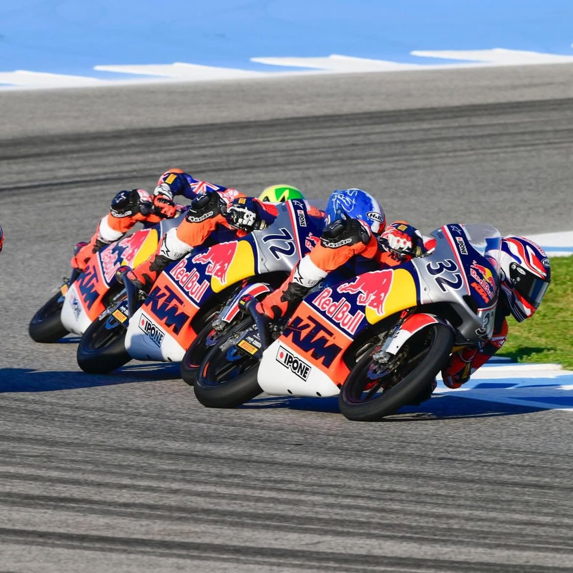 Indonesia Raya Berkumandang di Podium Sirkuit Jerez, M. Ramadhipa Menang Red Bull Rookies Cup Spanyol 2026