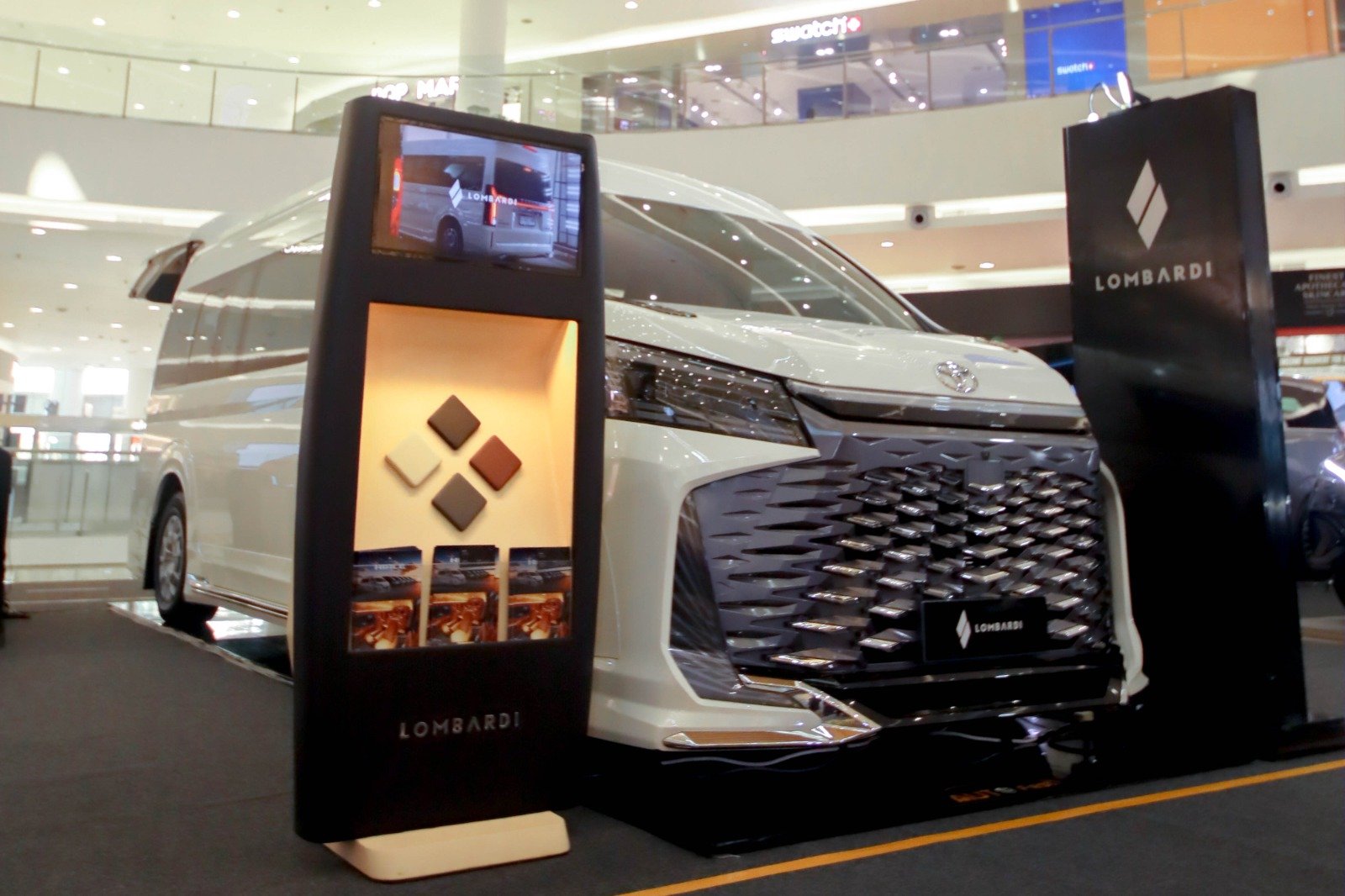 Toyota Hiace Premio Ultimate by Lombardi ini Interiornya Seharga Rp880 Juta